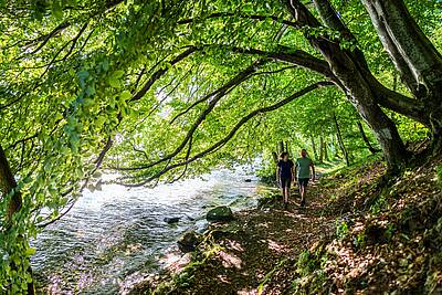 Wanderer auf dem Slow Trail genießen atemberaubende Aussichten und unberührte Natur © Gert Perauer_MBN Tourismus