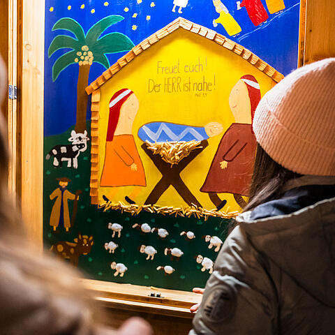 Adventfenster mit gebastelter Krippe am Adventmarkt in Bad Kleinkirchheim