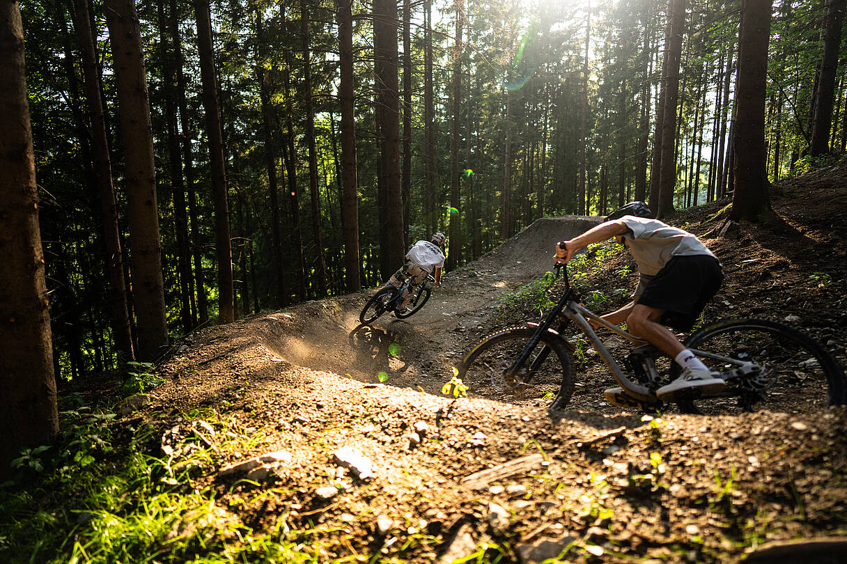 Zwei Mountainbiker fahren eine enge Kurve im Skillscenter der Bike Area Obermillstatt
