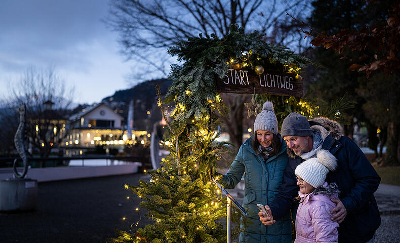 Eltern mit Kind in Millstatt im Abendblau