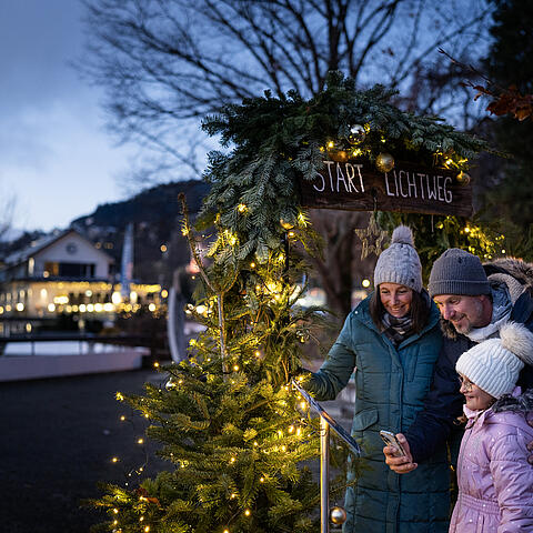 Eltern mit Kind in Millstatt im Abendblau