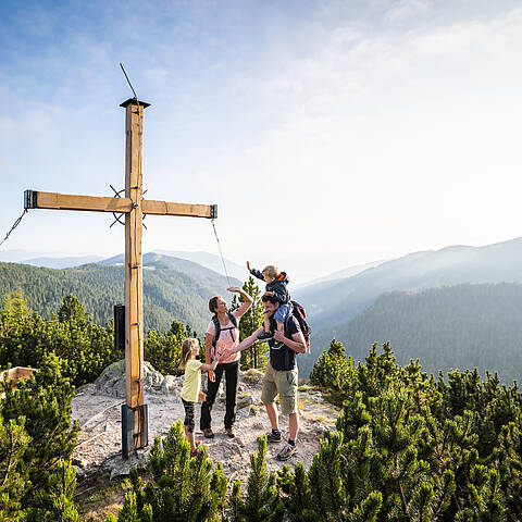 Ein Wanderer genießt den atemberaubenden Blick auf die Nockberge, während er auf einem malerischen Pfad wandert © Gert Perauer_MBN Tourismus