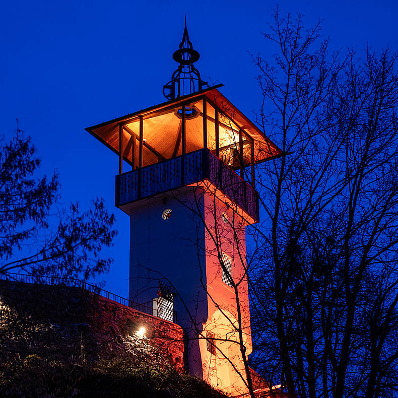 Beleuchteter Turm im Barbara Egger Park in Millstatt