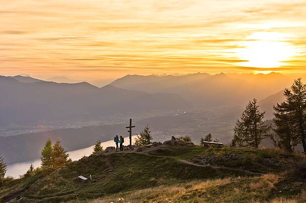 Ein idyllischer Abschnitt des Alpe Adria Trails, umgeben von üppigen Wäldern © Franz Gerdl_Kärnten Werbung