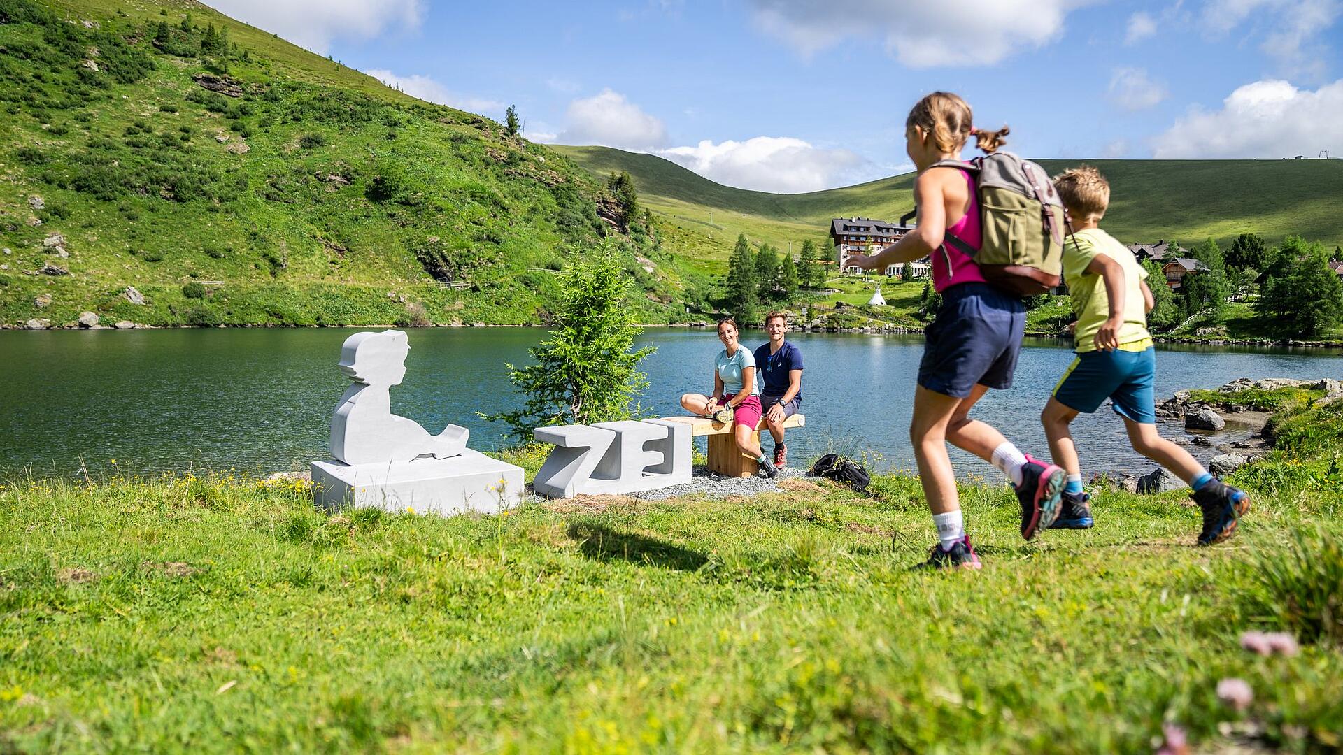 Familie lauft zusammen auf Zeitbank zu