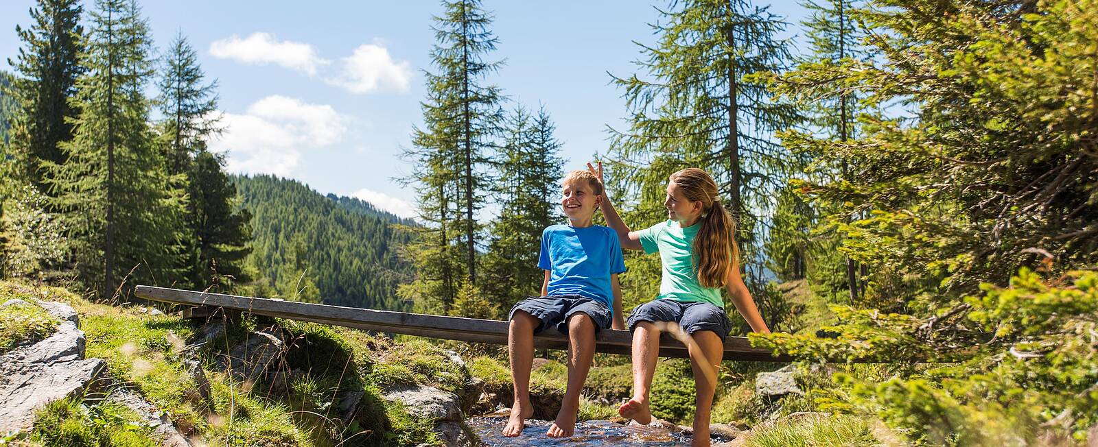 Eine Familie genießt die Aussicht auf die Nockberge während einer Wanderung © Gert Perauer_MBN Tourismus